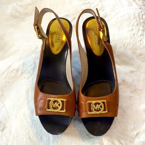 Michael Kors Wedged stud gold logo open toe shoes, size 10 brown preowned